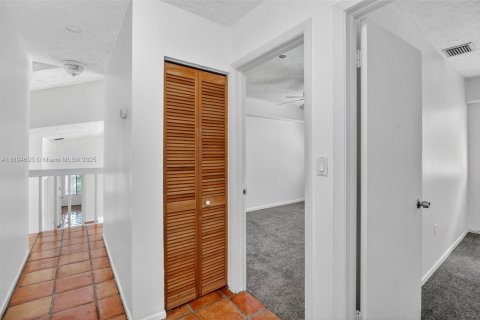 House in Miami, Florida 4 bedrooms, 177.72 sq.m. № 2013936 - photo 26