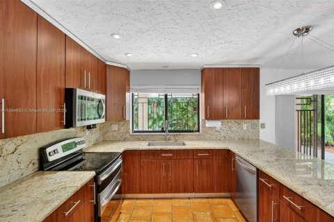 House in Miami, Florida 4 bedrooms, 177.72 sq.m. № 2013936 - photo 14