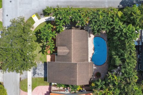 House in Miami, Florida 4 bedrooms, 177.72 sq.m. № 2013936 - photo 5