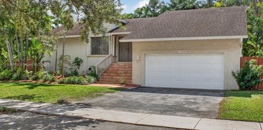 House in Miami, Florida 4 bedrooms, 177.72 sq.m. № 2013936