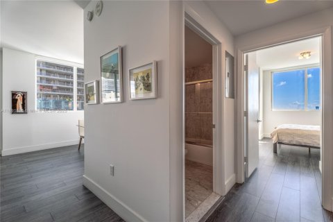 Condo in Miami, Florida, 2 bedrooms  № 2168275 - photo 13