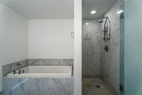 Condo in Miami, Florida, 2 bedrooms  № 2168275 - photo 21