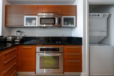 Condo in Miami, Florida, 2 bedrooms  № 2168275 - photo 9