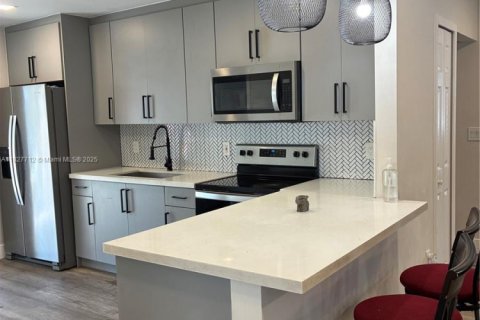 House in Miami, Florida 3 bedrooms, 104.05 sq.m. № 1799325 - photo 5