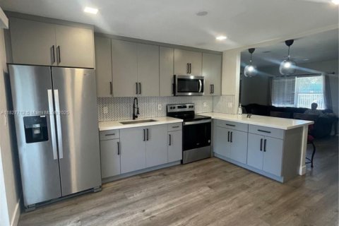 House in Miami, Florida 3 bedrooms, 104.05 sq.m. № 1799325 - photo 3