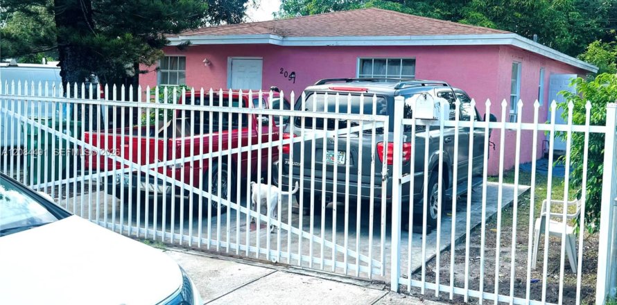 Villa ou maison à Opa-locka, Floride 3 chambres № 2352521