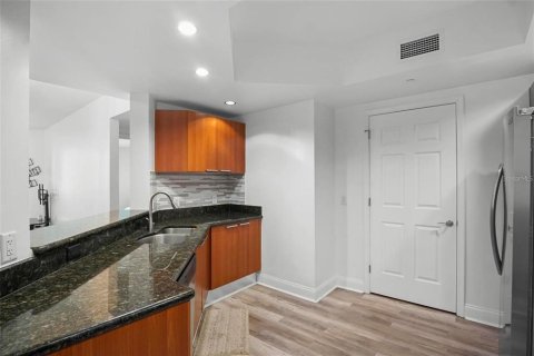 Condo in Daytona Beach, Florida, 2 bedrooms  № 1894040 - photo 15