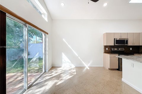 Villa ou maison à louer à Miramar, Floride: 4 chambres, 137.22 m2 № 1986388 - photo 8