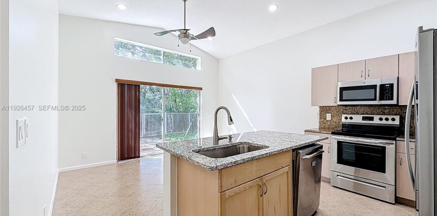 Villa ou maison à Miramar, Floride 4 chambres, 137.22 m2 № 1986388