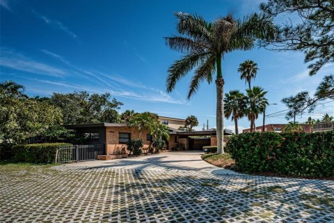 Villa ou maison à vendre à Treasure Island, Floride: 2 chambres, 140.84 m2 № 1376234 - photo 1