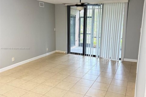 Condo in Plantation, Florida, 2 bedrooms  № 1952668 - photo 4
