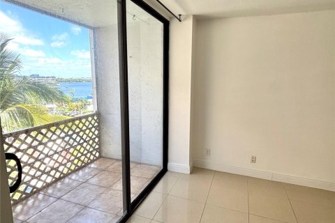 Copropriété à louer à North Miami Beach, Floride: 1 chambre, 71.72 m2 № 2168790 - photo 4