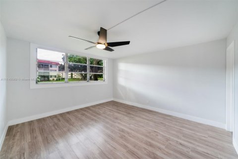 Condo in Pembroke Pines, Florida, 2 bedrooms  № 1729344 - photo 12