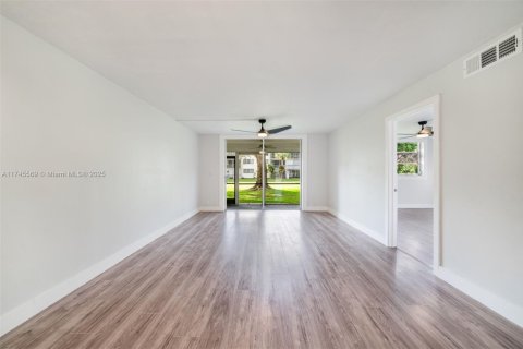 Condo in Pembroke Pines, Florida, 2 bedrooms  № 1729344 - photo 17