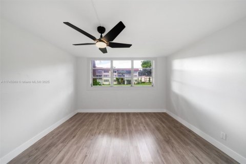 Condo in Pembroke Pines, Florida, 2 bedrooms  № 1729344 - photo 13