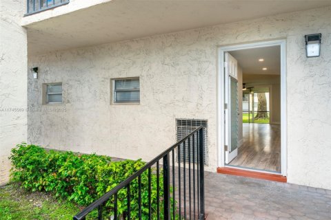 Condo in Pembroke Pines, Florida, 2 bedrooms  № 1729344 - photo 2