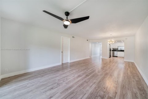 Condo in Pembroke Pines, Florida, 2 bedrooms  № 1729344 - photo 4
