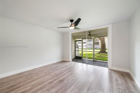Condo in Pembroke Pines, Florida, 2 bedrooms  № 1729344 - photo 5