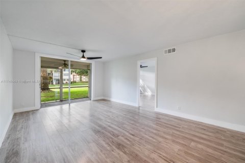 Condo in Pembroke Pines, Florida, 2 bedrooms  № 1729344 - photo 16