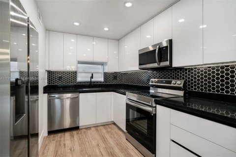 Condo in Pembroke Pines, Florida, 2 bedrooms  № 1729344 - photo 1