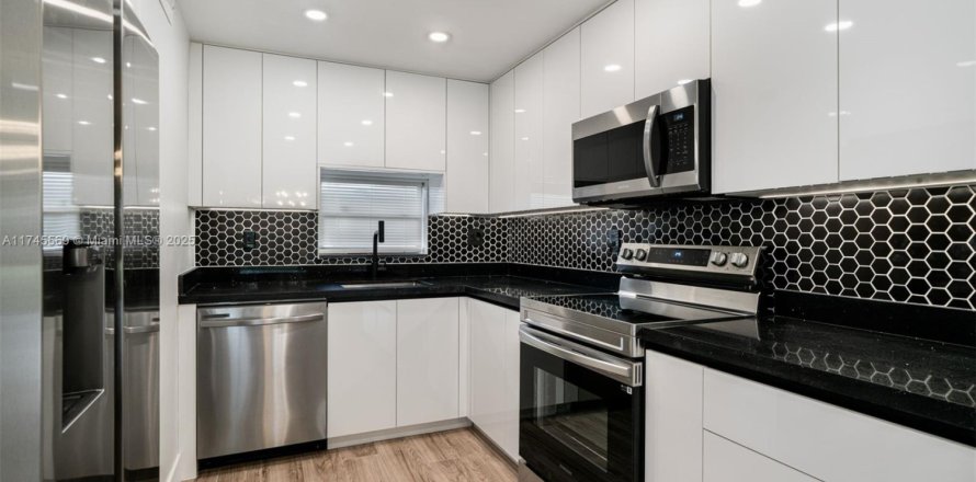 Condo in Pembroke Pines, Florida, 2 bedrooms  № 1729344