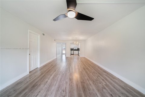 Condo in Pembroke Pines, Florida, 2 bedrooms  № 1729344 - photo 7
