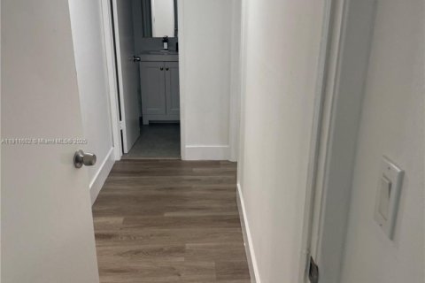 Condo in North Lauderdale, Florida, 2 bedrooms  № 2082279 - photo 22
