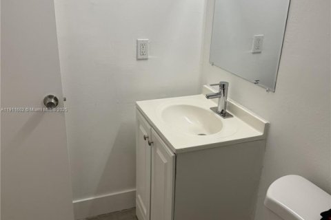Condo in North Lauderdale, Florida, 2 bedrooms  № 2082279 - photo 16