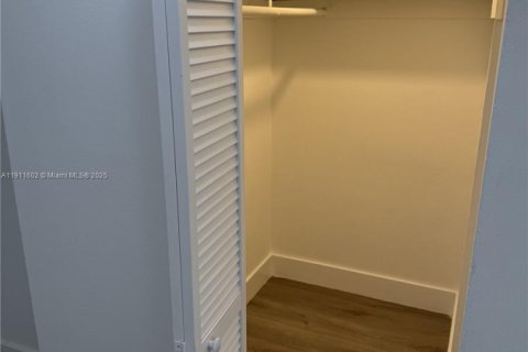 Condo in North Lauderdale, Florida, 2 bedrooms  № 2082279 - photo 17