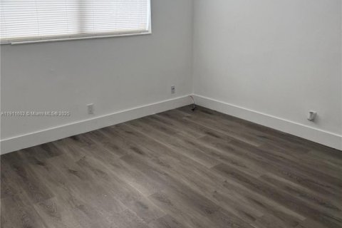 Condo in North Lauderdale, Florida, 2 bedrooms  № 2082279 - photo 11