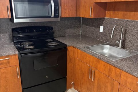Condo in North Lauderdale, Florida, 2 bedrooms  № 2082279 - photo 3