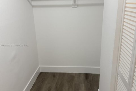 Condo in North Lauderdale, Florida, 2 bedrooms  № 2082279 - photo 14