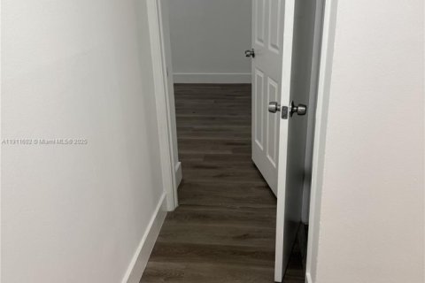 Condo in North Lauderdale, Florida, 2 bedrooms  № 2082279 - photo 10