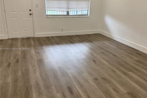 Condo in North Lauderdale, Florida, 2 bedrooms  № 2082279 - photo 6