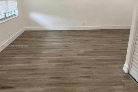 Condo in North Lauderdale, Florida, 2 bedrooms  № 2082279 - photo 4