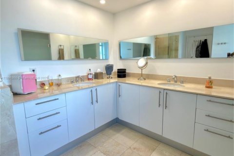 Condo in Aventura, Florida, 3 bedrooms  № 2015465 - photo 23