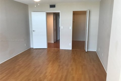 Condo in Hallandale Beach, Florida, 1 bedroom  № 2013792 - photo 7