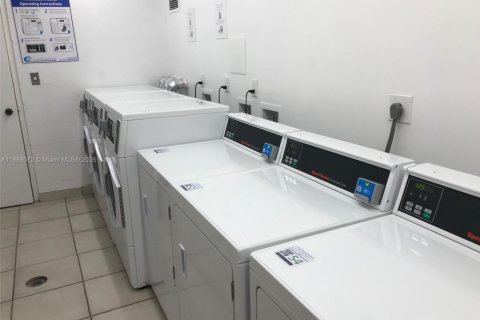 Condo in Hallandale Beach, Florida, 1 bedroom  № 2013792 - photo 25