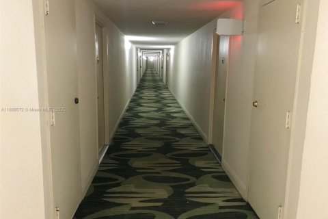Condo in Hallandale Beach, Florida, 1 bedroom  № 2013792 - photo 24