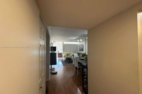 Condo in Hallandale Beach, Florida, 1 bedroom  № 2013792 - photo 26