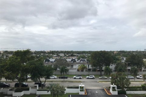 Condo in Hallandale Beach, Florida, 1 bedroom  № 2013792 - photo 10