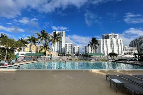 Condo in Hallandale Beach, Florida, 1 bedroom  № 2013792 - photo 1