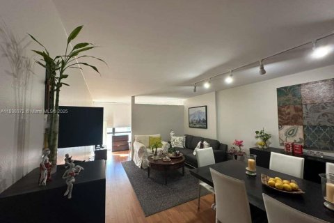 Condo in Hallandale Beach, Florida, 1 bedroom  № 2013792 - photo 4