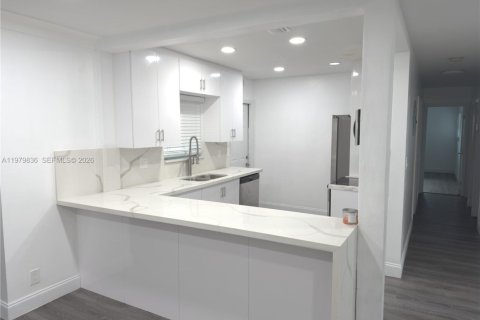 Villa ou maison à louer à Hollywood, Floride: 3 chambres, 135.54 m2 № 2046335 - photo 14