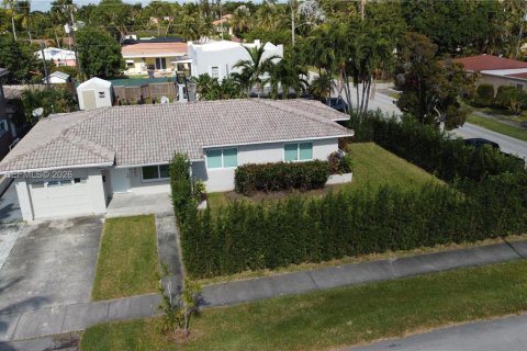 Villa ou maison à louer à Hollywood, Floride: 3 chambres, 135.54 m2 № 2046335 - photo 3