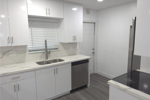 Villa ou maison à louer à Hollywood, Floride: 3 chambres, 135.54 m2 № 2046335 - photo 13