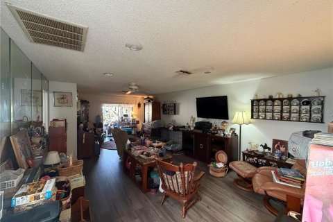 Condo in New Port Richey, Florida, 2 bedrooms  № 2223087 - photo 7