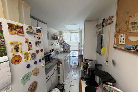 Condo in New Port Richey, Florida, 2 bedrooms  № 2223087 - photo 12