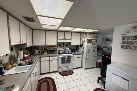 Condo in New Port Richey, Florida, 2 bedrooms  № 2223087 - photo 4