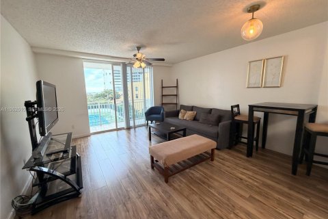 Condo in Miami, Florida, 1 bedroom  № 2023790 - photo 4